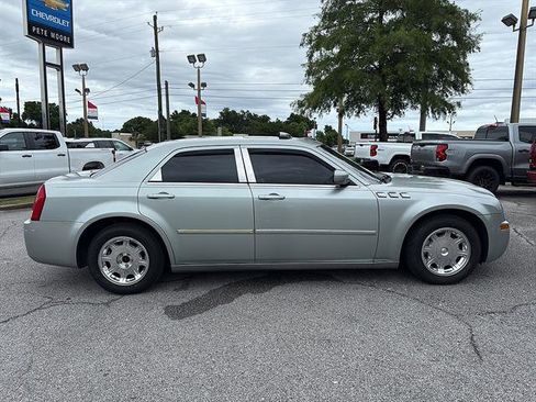 Used 2006 Chrysler 300 Touring RWD image 4