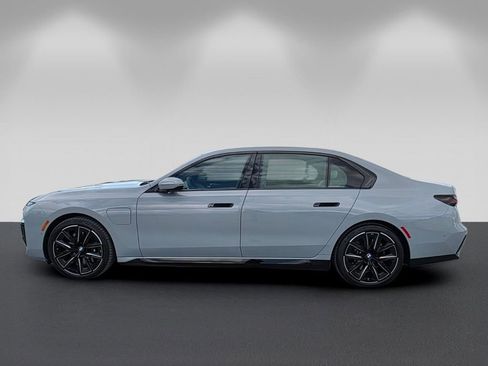 Certified 2025 BMW 750e xDrive w/ Premium Package AWD/4WD image 7