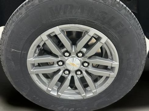 Used 2023 Chevrolet Colorado LT AWD/4WD image 35