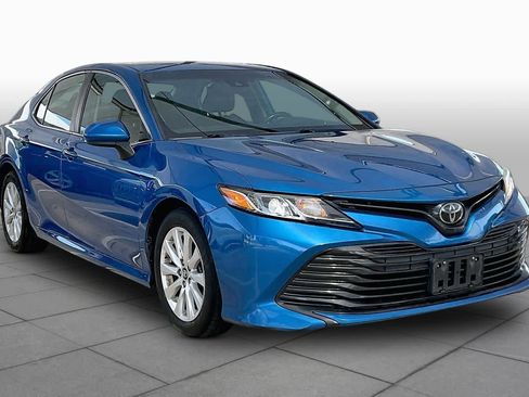 Used 2019 Toyota Camry LE FWD image 3