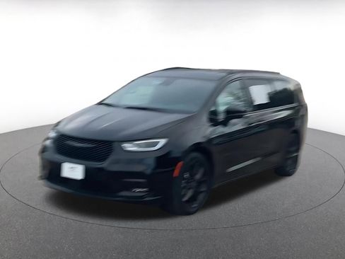 Used 2025 Chrysler Pacifica Limited image 7