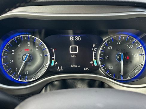 Used 2022 Chrysler Pacifica Touring-L image 42