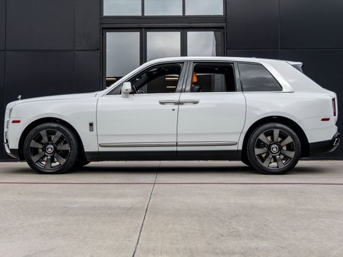 Used 2022 Rolls-Royce Cullinan image 3