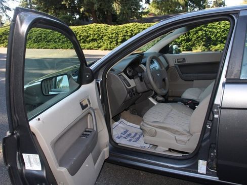 Used 2010 Ford Focus SE FWD image 13
