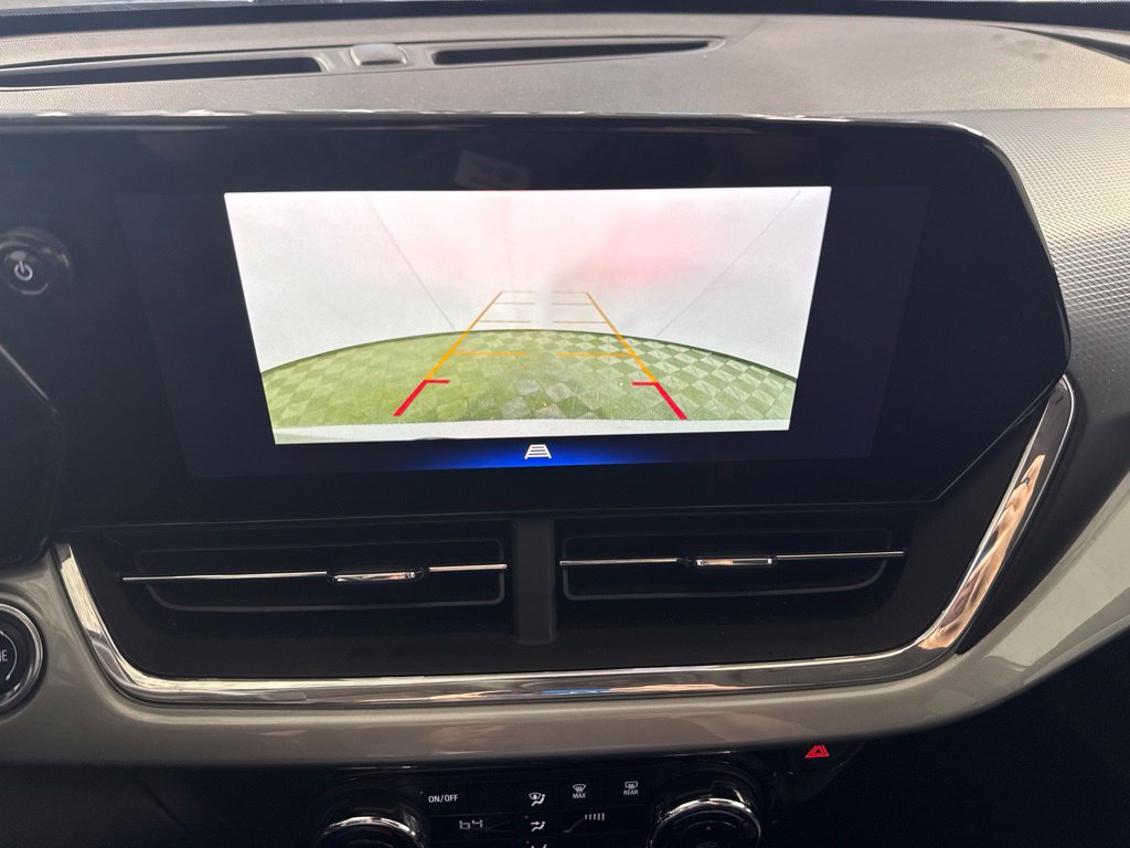Used 2025 Chevrolet Trax LT FWD image 32