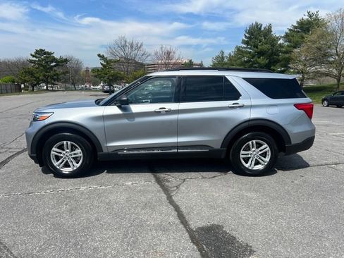 Used 2022 Ford Explorer XLT w/ Equipment Group 202A image 6