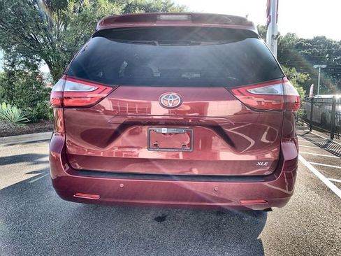 Used 2017 Toyota Sienna XLE w/ XLE Navigation Package FWD image 7