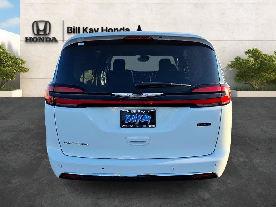 Used 2023 Chrysler Pacifica Touring-L FWD image 4