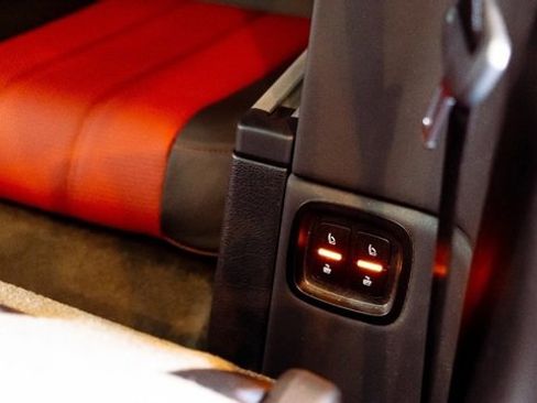 Used 2018 Bentley Bentayga image 28