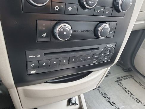 Used 2010 Volkswagen Routan SE image 17