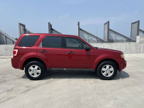 Used 2009 Ford Escape XLS AWD/4WD image 4