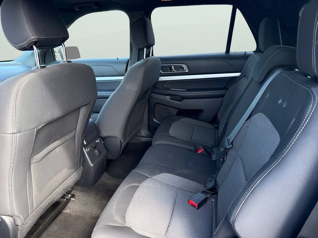 Used 2017 Ford Explorer XLT w/ Equipment Group 201A FWD image 5