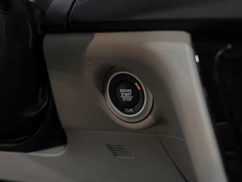Used 2024 Chrysler Pacifica Touring-L FWD image 28