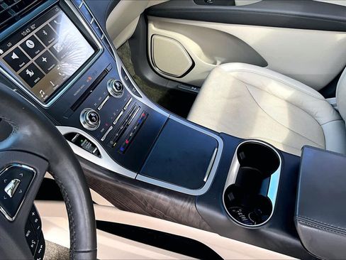 Used 2017 Lincoln MKX Reserve w/ Driver Assistance Package FWD image 21