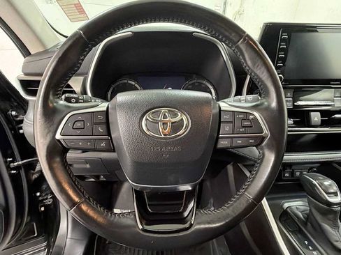 Used 2020 Toyota Highlander XLE AWD/4WD image 16