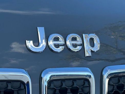 Used 2020 Jeep Cherokee Latitude Plus w/ Comfort/Convenience Group image 19