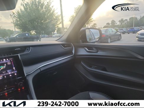 Used 2023 Jeep Grand Cherokee L Laredo AWD/4WD image 18