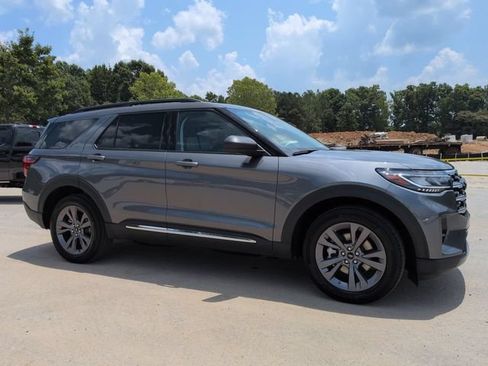 Certified 2025 Ford Explorer Active w/ Active Comfort Package AWD/4WD image 2