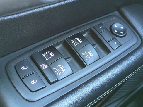 Used 2025 Chrysler Pacifica Select image 25