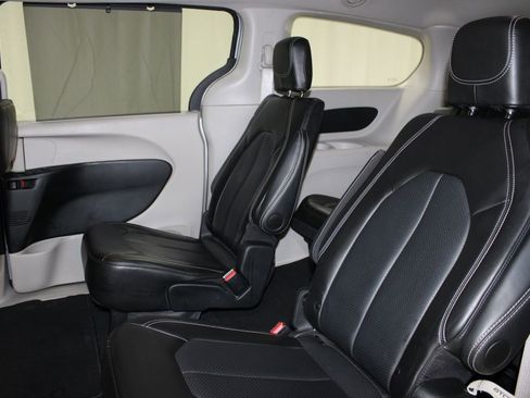 Used 2024 Chrysler Pacifica Touring-L image 21