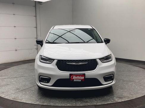 Used 2024 Chrysler Pacifica Touring-L image 34