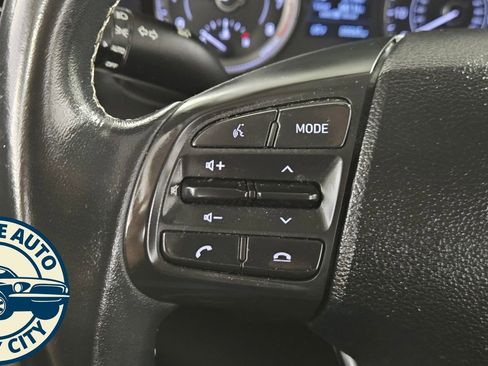 Used 2022 Hyundai Venue Limited FWD image 12
