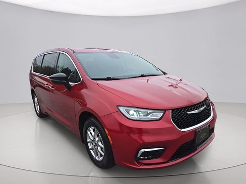 Used 2024 Chrysler Pacifica Touring-L FWD image 1