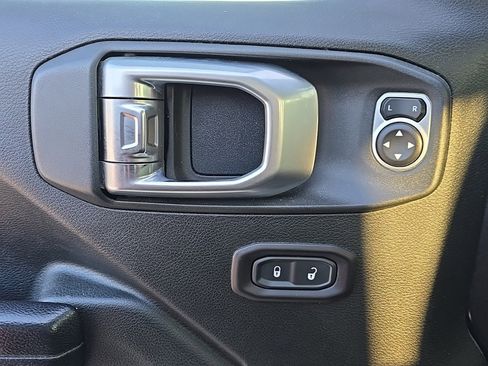 Used 2018 Jeep Wrangler Unlimited Rubicon image 12