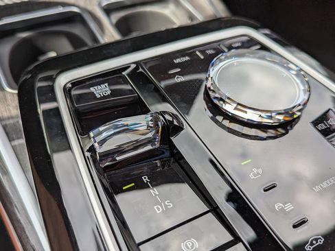 New 2026 BMW 750e xDrive w/ Executive Package AWD/4WD image 35