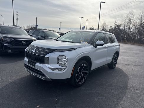 Used 2024 Mitsubishi Outlander SE image 2