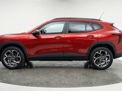 Used 2025 Chevrolet Trax LT image 3