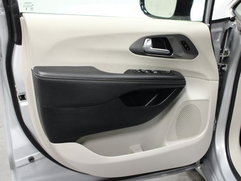 Used 2024 Chrysler Pacifica Touring-L FWD image 11