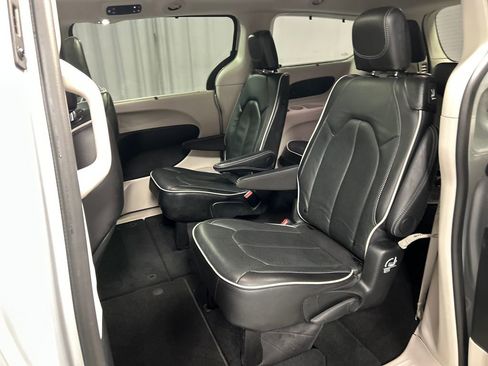 Used 2024 Chrysler Pacifica Limited image 24