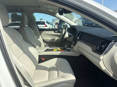 Used 2021 Volvo XC60 T5 Momentum w/ Premium Package AWD/4WD image 9