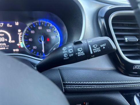 Used 2024 Chrysler Pacifica Touring FWD image 25