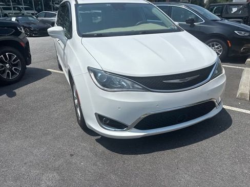 Used 2019 Chrysler Pacifica Touring Plus w/ Advanced Safetytec Group FWD image 3