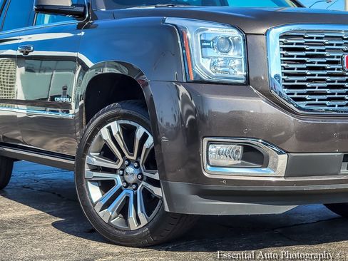 Certified 2020 GMC Yukon Denali w/ Denali Premium Package AWD/4WD image 3