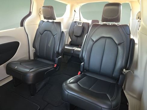 Used 2024 Chrysler Pacifica Touring-L FWD image 13