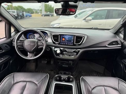 Used 2020 Chrysler Pacifica Limited FWD image 2