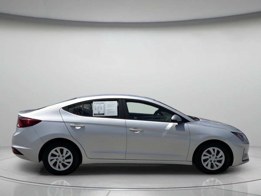 Used 2019 Hyundai Elantra SE FWD image 2