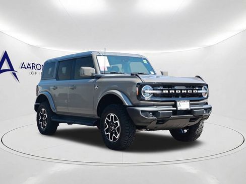 Used 2025 Ford Bronco Outer Banks AWD/4WD image 3