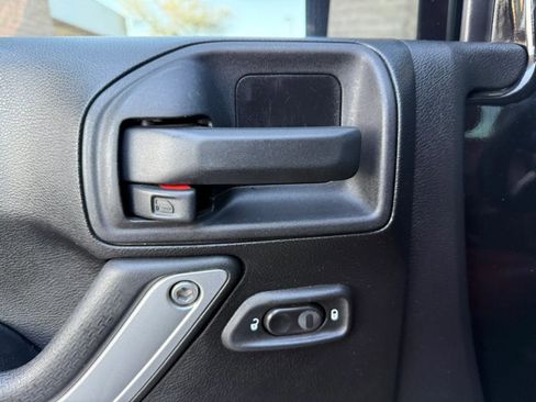 Used 2013 Jeep Wrangler Rubicon AWD/4WD image 36