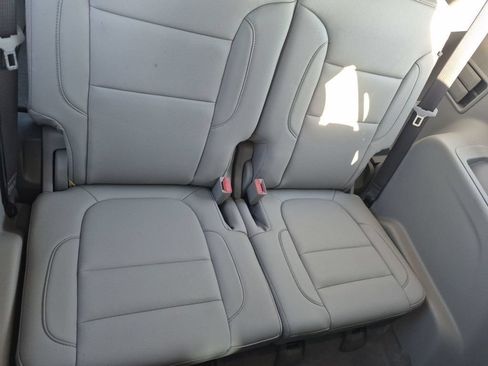 Used 2023 GMC Acadia SLT w/ Preferred Package AWD/4WD image 5