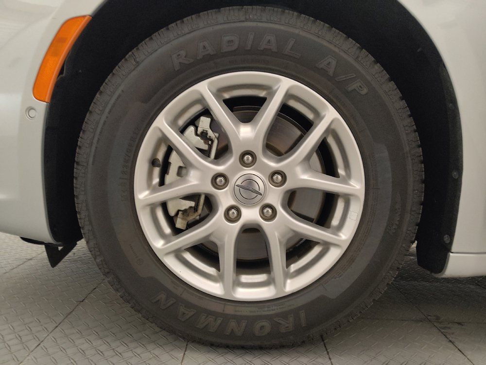 Used 2024 Chrysler Pacifica Touring-L FWD image 31