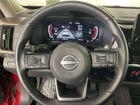 Used 2023 Nissan Pathfinder Platinum image 18