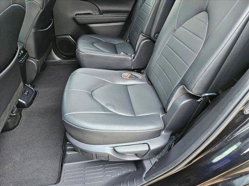 Used 2020 Toyota Highlander XLE image 18