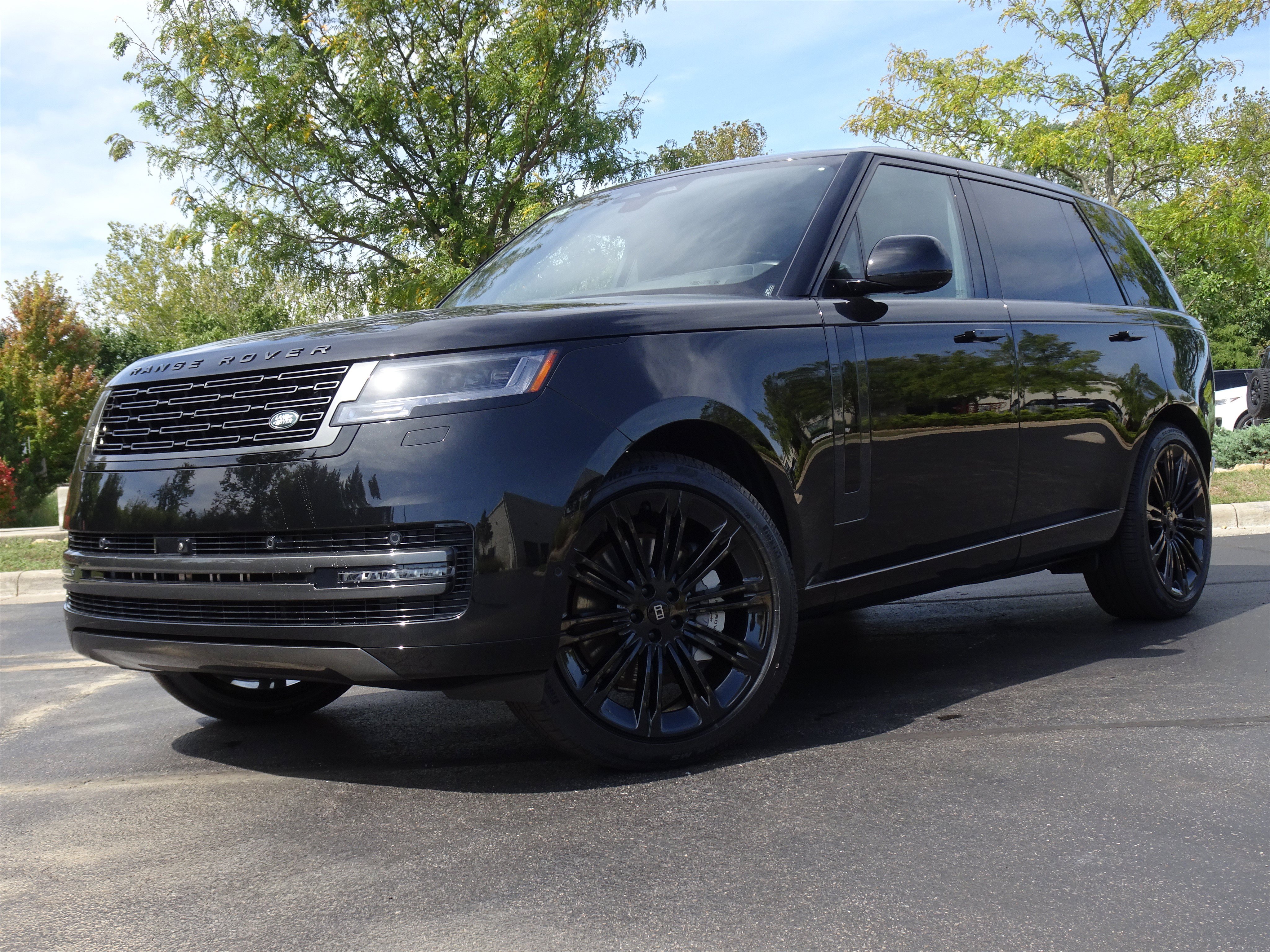 New 2027 Land Rover Range Rover Long Wheelbase SE AWD/4WD image 1