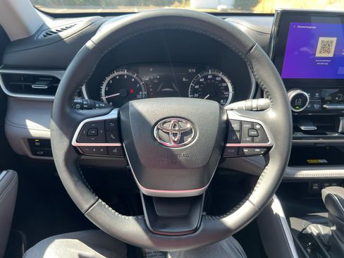 Used 2023 Toyota Highlander XLE FWD image 15