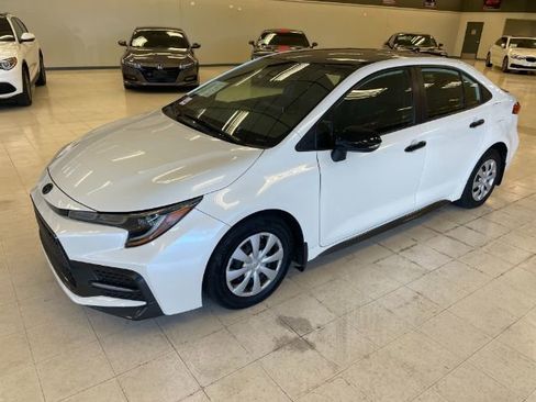 Used 2021 Toyota Corolla SE w/ SE Premium Package FWD image 3