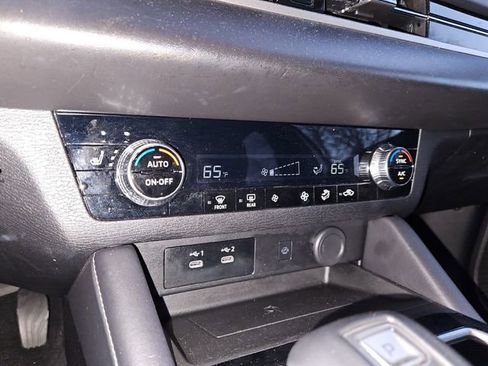 Used 2025 Mitsubishi Outlander SE image 22